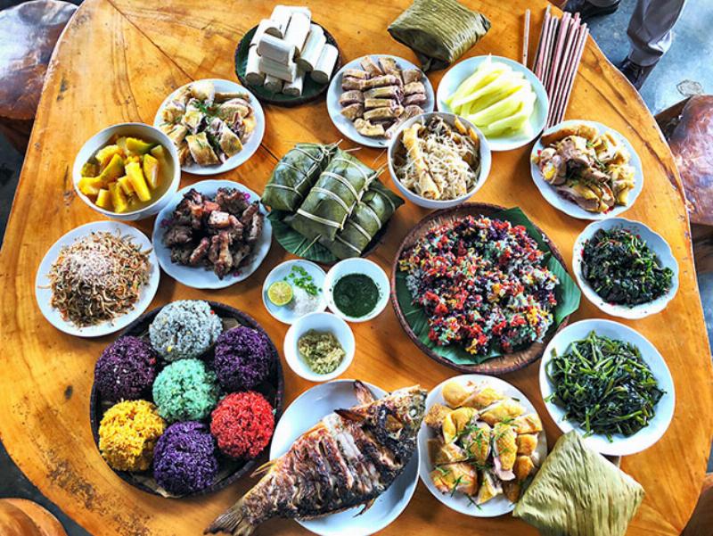Một mâm cỗ ẩm thực đặc sắc tại thung lũng Mường Hoa với lẩu cá hồi và thắng cố